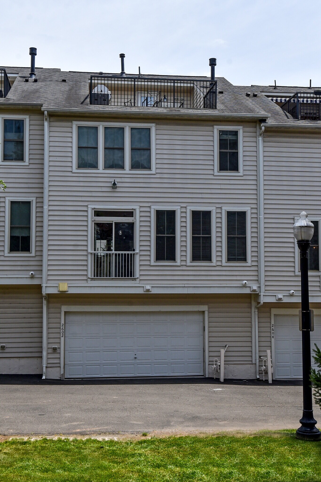 Building Photo - 2602 S Kenmore Ct