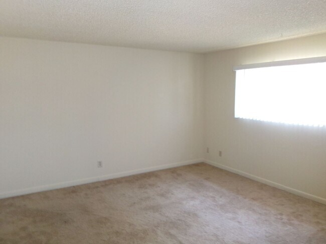 Building Photo - Clean and Ready - 3 bedrooms, 1 3/4 Bathrooms with back yard area.