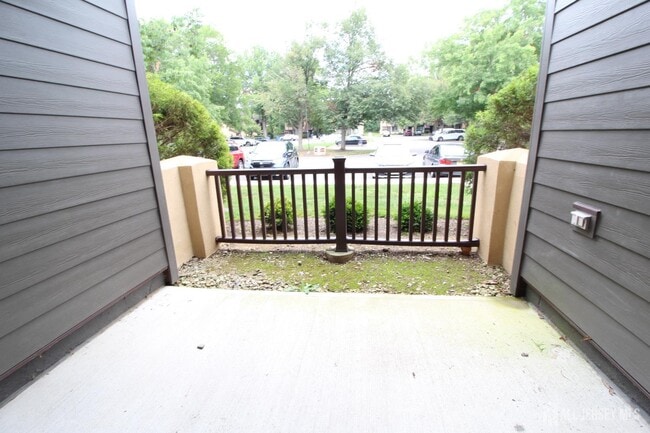 Building Photo - 3123 Sayre Dr
