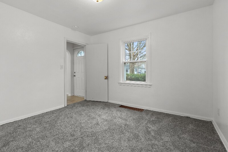 Building Photo - 423 Cornell Dr