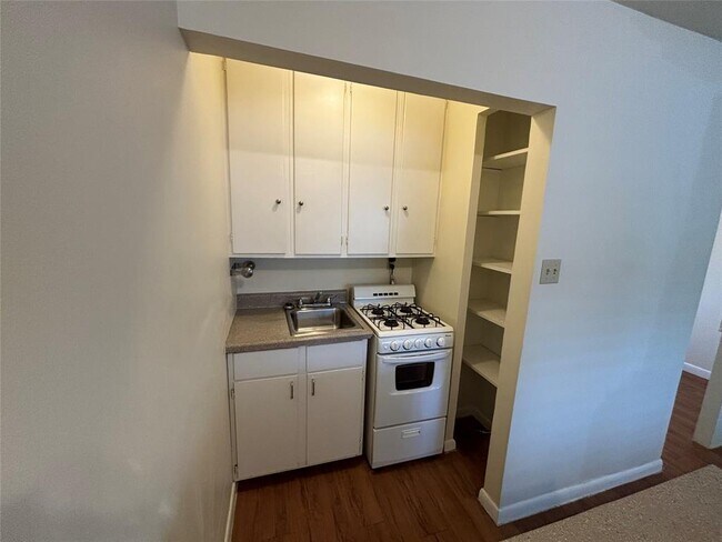 Building Photo - 1212 W 13th St