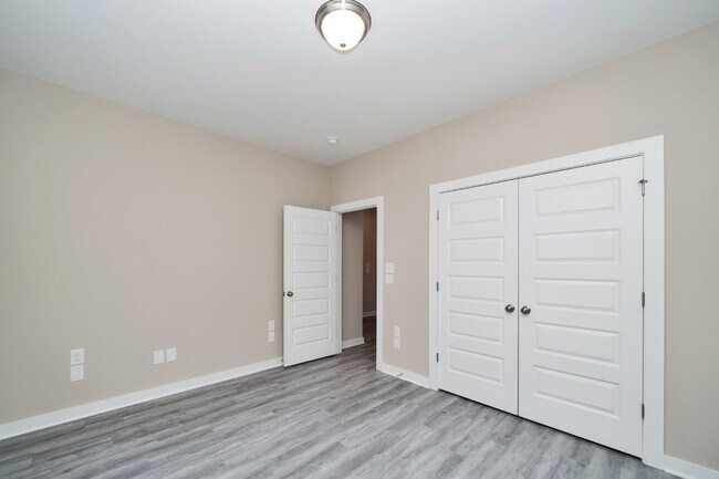 Building Photo - 5525 Blue Jay Cir