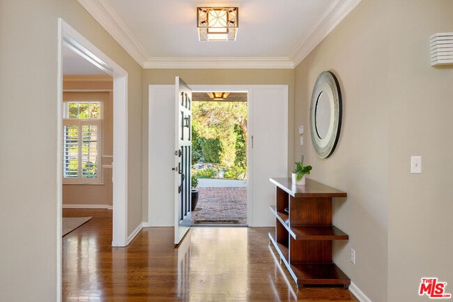 Building Photo - 723 Sierra Dr