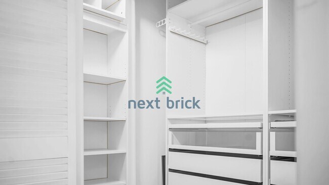 Building Photo - Exceptional 2Bed/2 Bath Uptown/Queen Anne condominium.