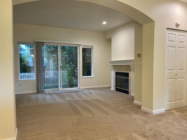 Building Photo - Bellevue Townhome! 2 Bedroom 2.5 Bathroom! *Utilities Included*