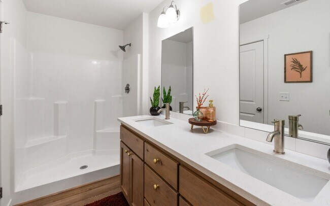 Building Photo - Free October Rent