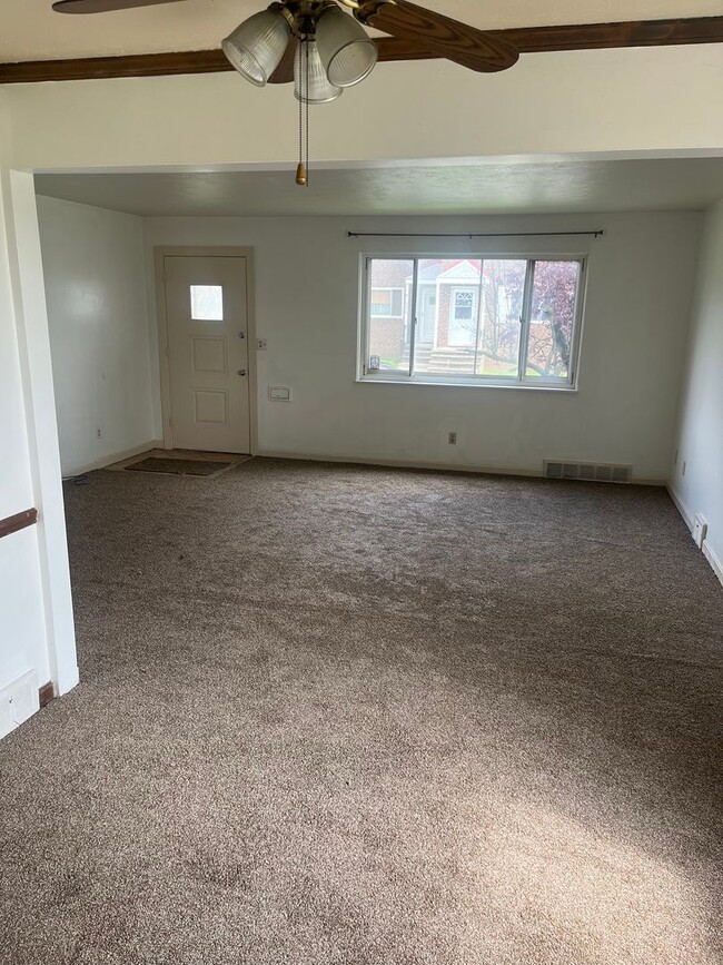 Building Photo - 3bd Maple Townhome Cash Pay/SECTION 8