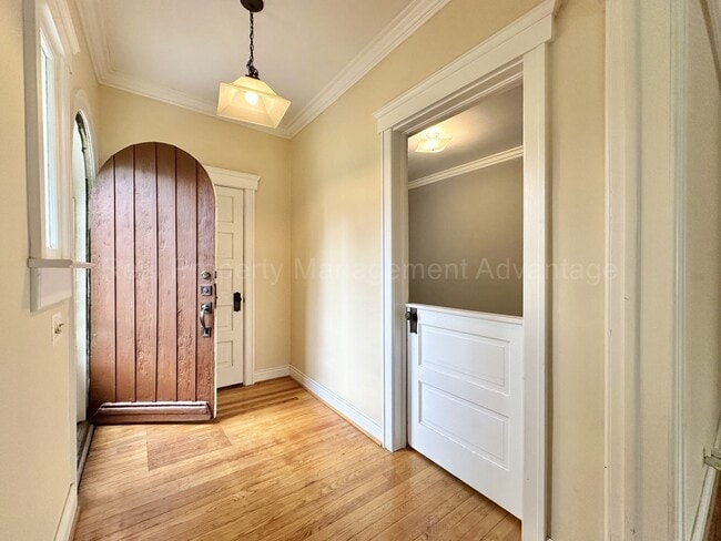 Building Photo - 4 Bedrooms, Endless Charm and Steps from D...