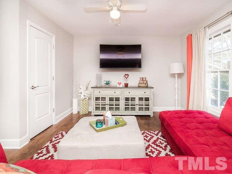 living room - 515 Mayfair St