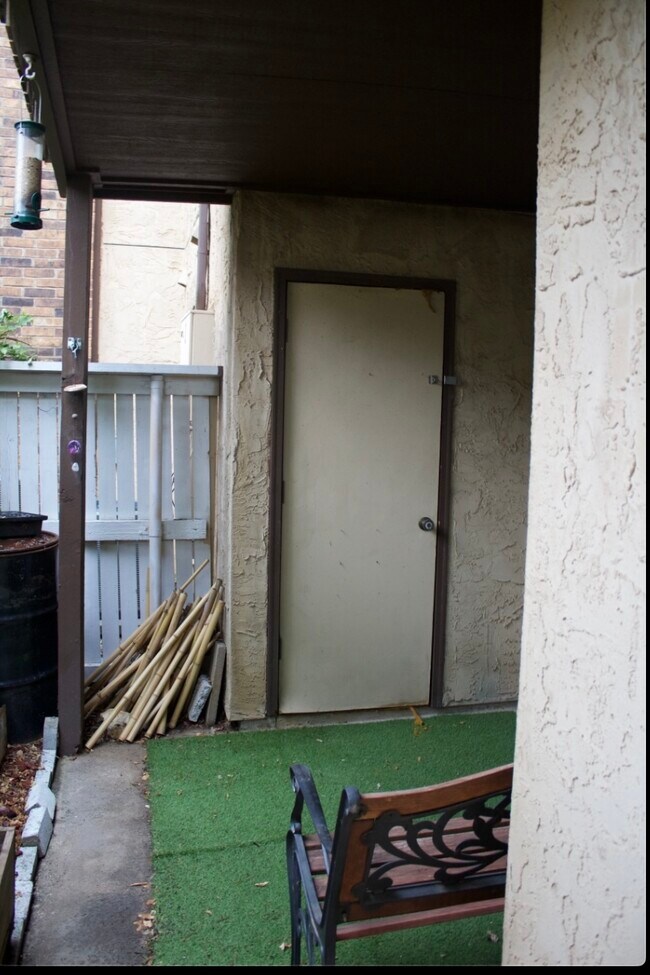 Building Photo - 2106 Rainbow Dr