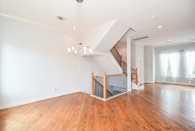 Building Photo - 748 W 16th St