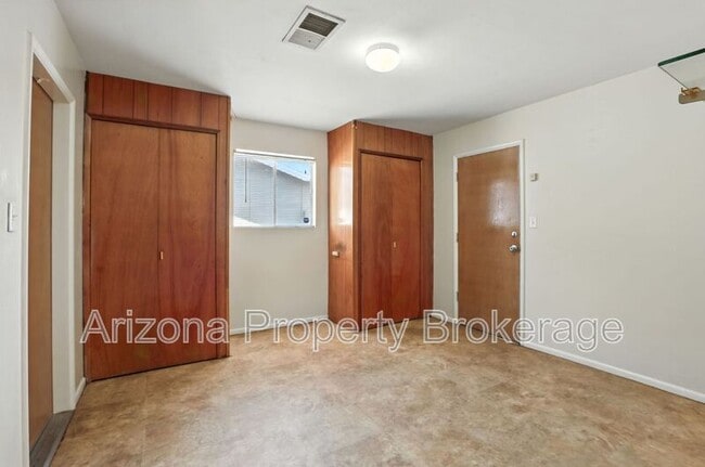 Building Photo - 429 N Saguaro