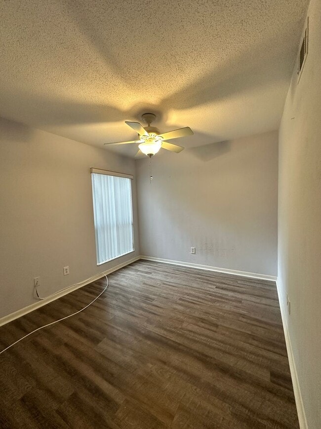 Building Photo - Woodhaven 1st Floor end unit