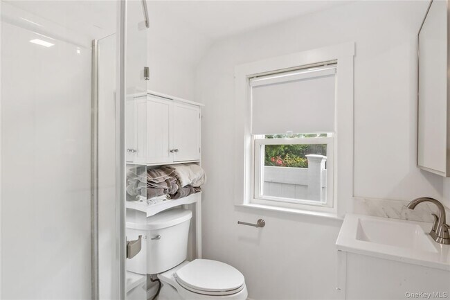 Building Photo - 19 Pine Ln