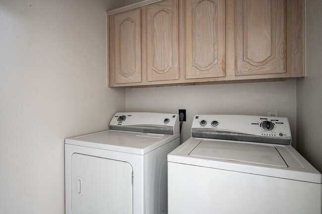 Building Photo - 7712 Lakecrest Cir