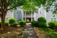 Building Photo - University Woods Retreat: 4 BR/4 Bath minu...