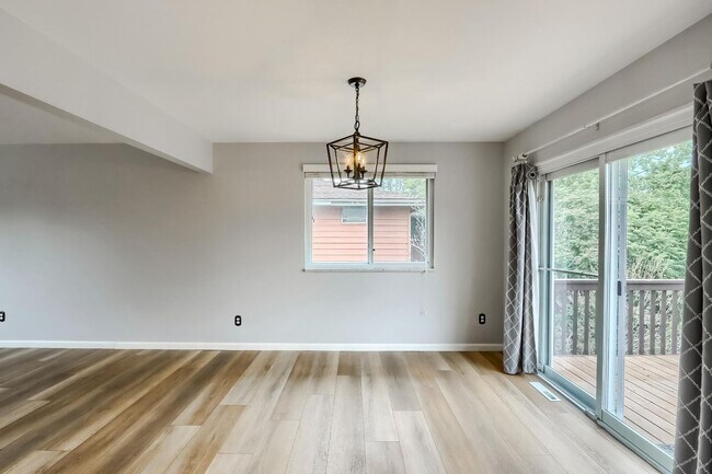 Building Photo - 4 BED 3 BATH HOUSE NEAR CREAK PARK!!!