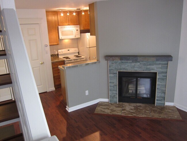 Building Photo - Lofted one bedroom condo, close to everything!