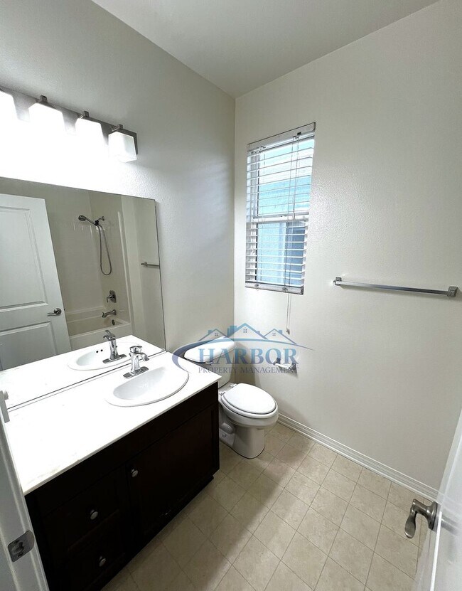 Building Photo - Elegant 3-Story, 4-Bedroom, 3-Bath Condo