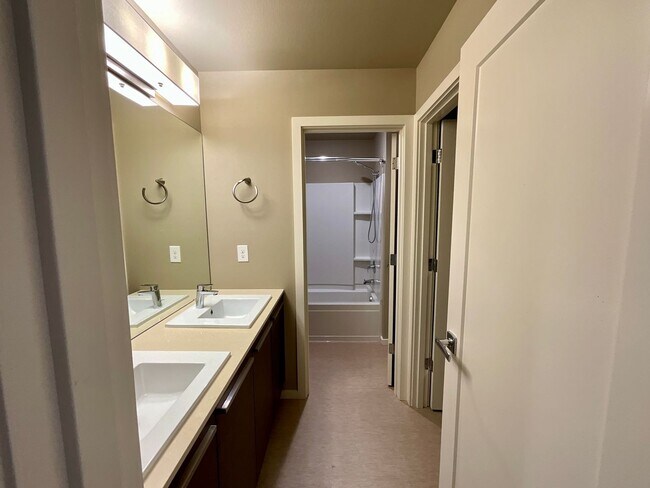 Building Photo - Beautiful and Spacious 4 Bedroom Home in M...