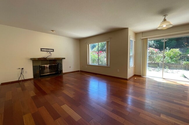 Building Photo - Gorgeous Beaverton home available with att...