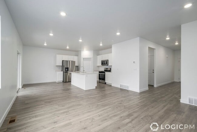 Building Photo - Stunning Brand New Home in Lehi!!