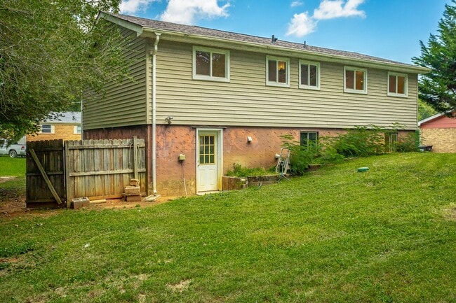 Building Photo - Spacious House in Hixson