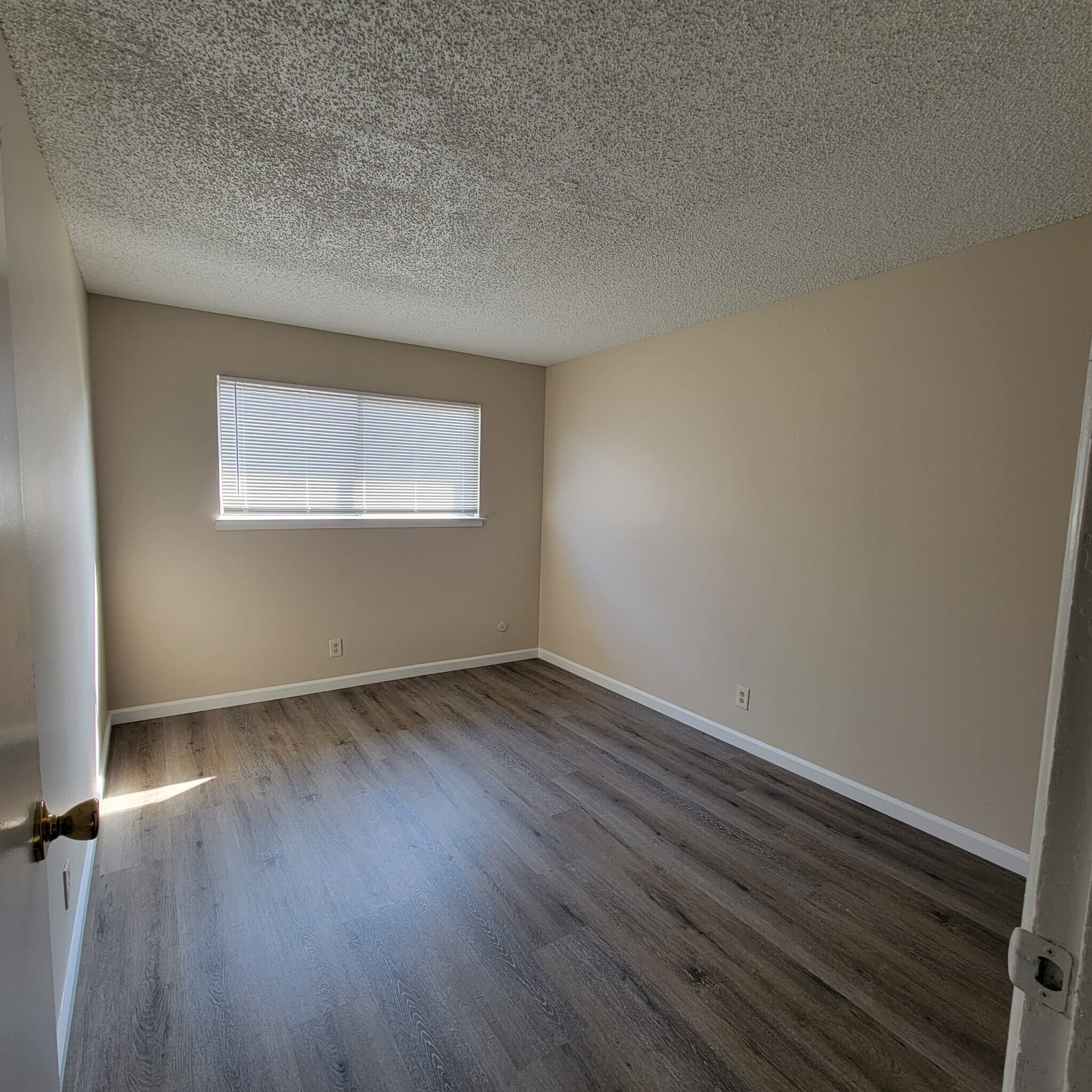 Building Photo - 1321 E San Bruno Ave