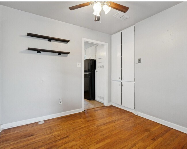 Building Photo - 2 bed 1 bath near Slide and Marsha Sharp n...