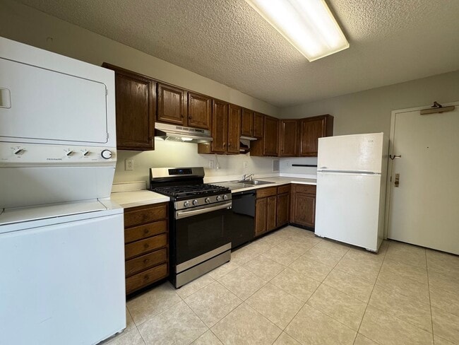 Building Photo - Bright and Spacious 1 Bed 1 Bath Condo With Balcony In Desired Skyline Plaza