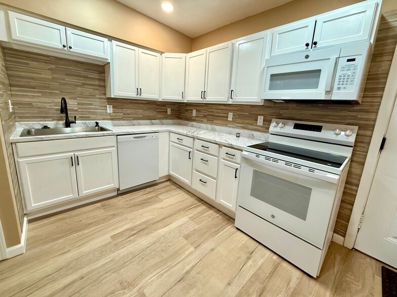 Building Photo - 1535 N Jackson Ave