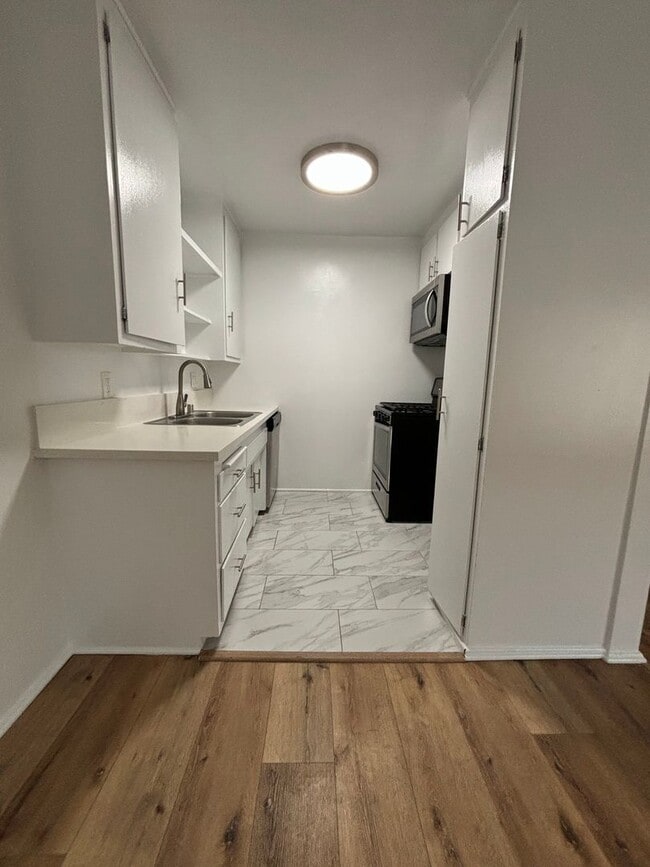 Interior Photo - 334 S. Hobart Blvd