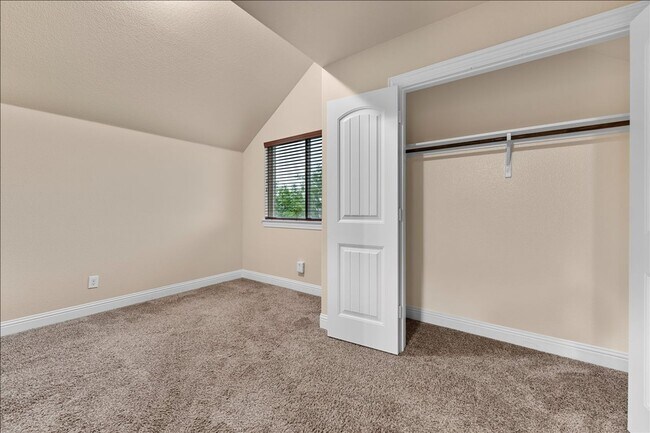 Building Photo - Ready for Immediate Move-In!  4 Bed 3 Bath Renovated 2605 SQFT House in Reserves at Westridge