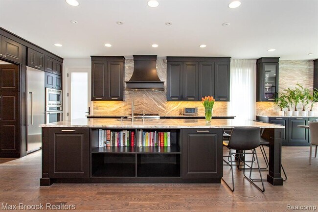 Building Photo - 25925 York Rd