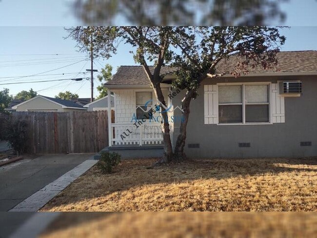 Primary Photo - Cute Duplex off of Stockton Blvd