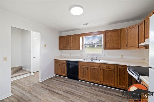 Building Photo - Recently Updated Home Near Virginia Tech