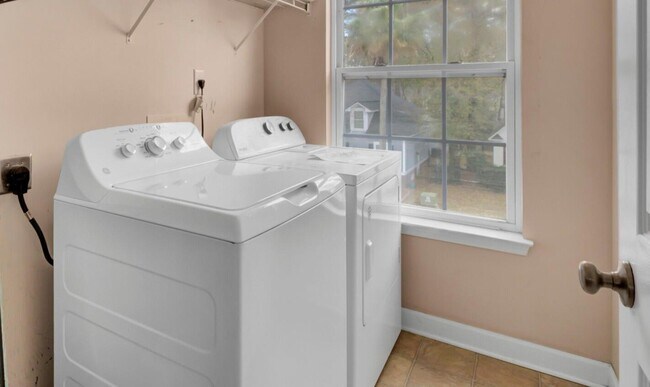 Building Photo - 1428 Bloomingdale Ln