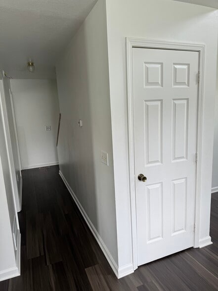 Building Photo - 5945 Red Oak Dr