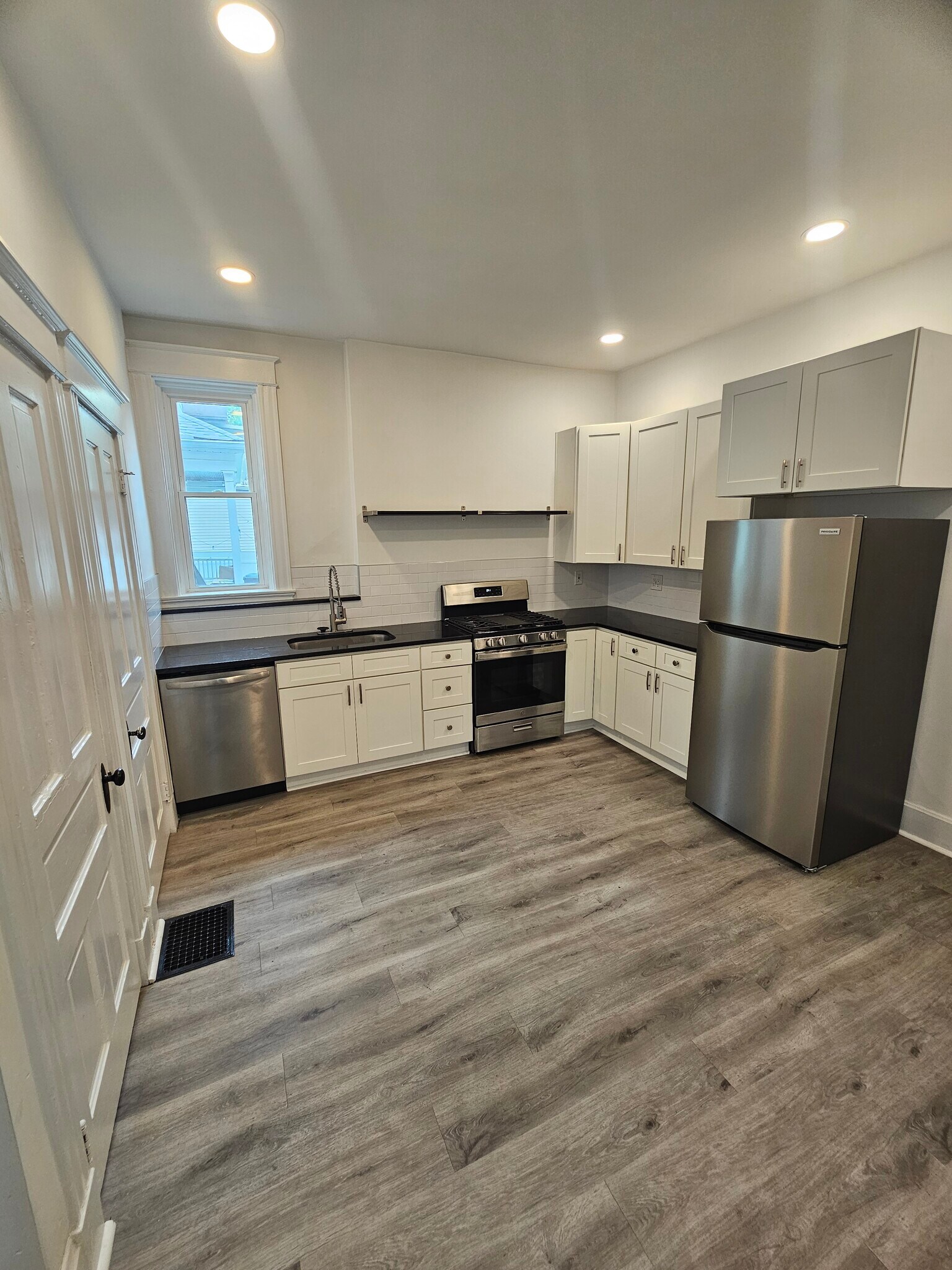 Dishwasher, disposal in sink, gas stove. - 3914 S Madison Ave