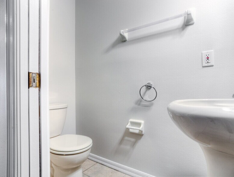 Building Photo - 2217 Heathwood Cir