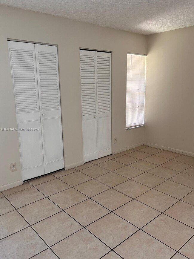 Building Photo - 10143 Twin Lakes Dr