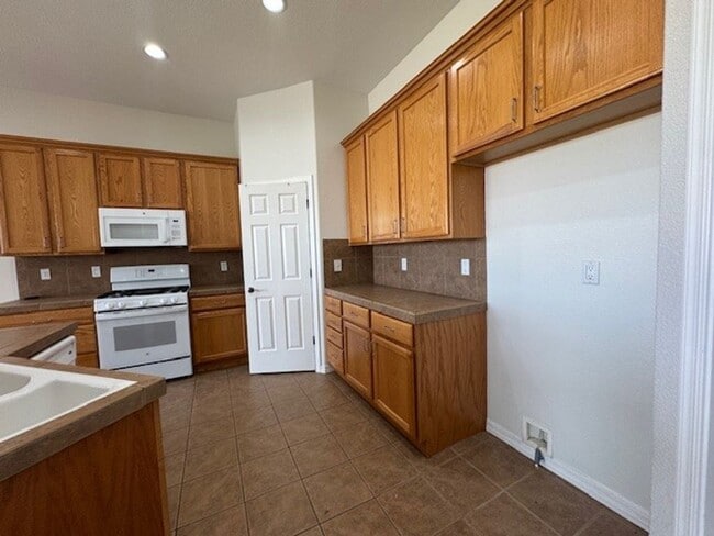 Building Photo - 3 BR on the GOLF COURSE with POOL-Laughlin Ranch Association