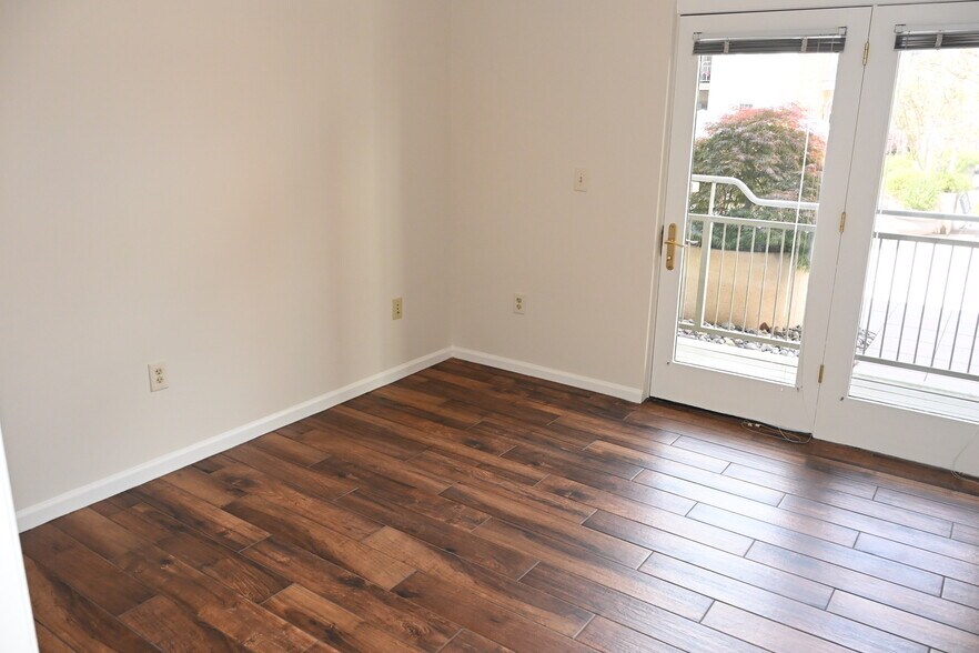 Building Photo - 309 Holland Ln