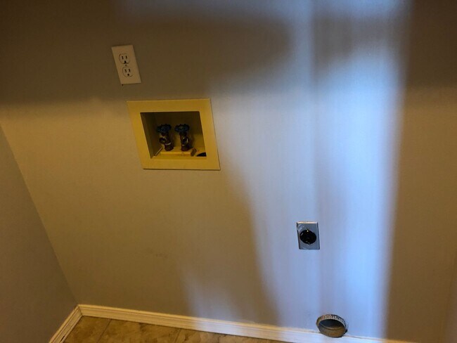 Building Photo - ***PENDING APPLICATION***Modern and spacious 2 bedroom condo with bonus room!