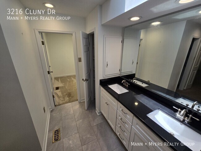 Building Photo - 3216 Cluny Dr