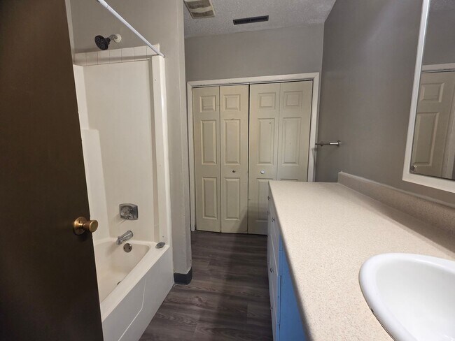 Building Photo - 2 bed lower level apartment