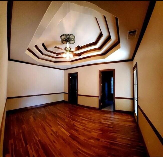 Building Photo - 2704 Heynis N