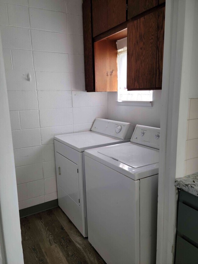 Building Photo - Centrally Located 2 Bedroom Townhouse