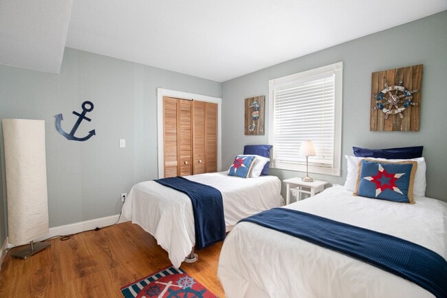 Building Photo - Beautifully Furnished 2-bedroom, 1-bathroom apartment 1 year lease