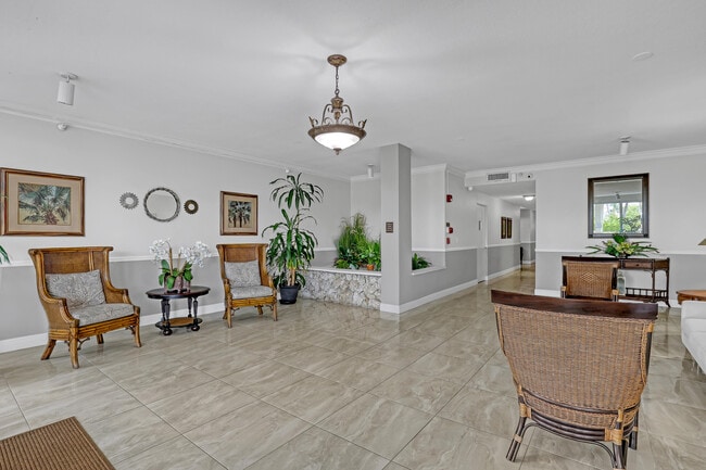 Building Photo - 125 S Ocean Ave